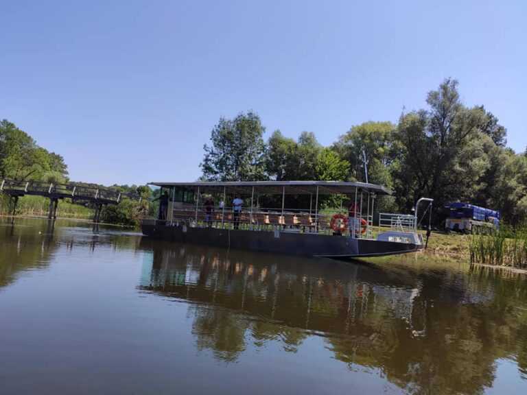Na Otočkim Virovima nabavljen električni brod za prijevoz turista