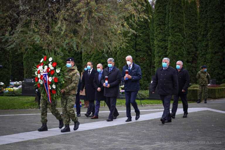 Povodom Dana Vukovarsko-srijemske županije: Položeni vijenci i zapaljene svijeće na Memorijalnom groblju žrtava U Vukovaru