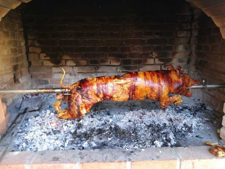 TRADICIJA NA BOŽIĆNOJ TRPEZI: Potrošit će se 130.000 purica i 40.000 odojaka