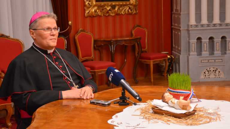 Božićna pastirska poruka i čestitka nadbiskupa Đure Hranića