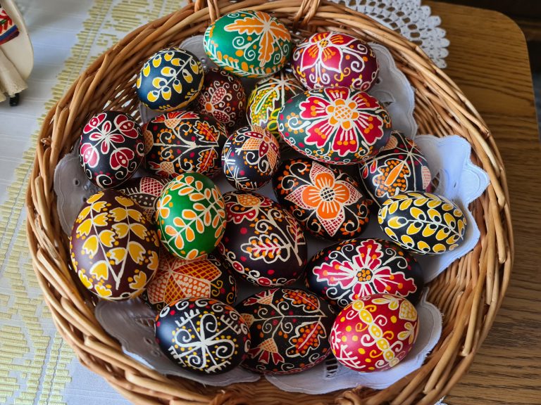 VIDEO: Detaljan prikaz šaranja uskrsnih jaja na tradicionalan način sa voskom i bojanje pisanica