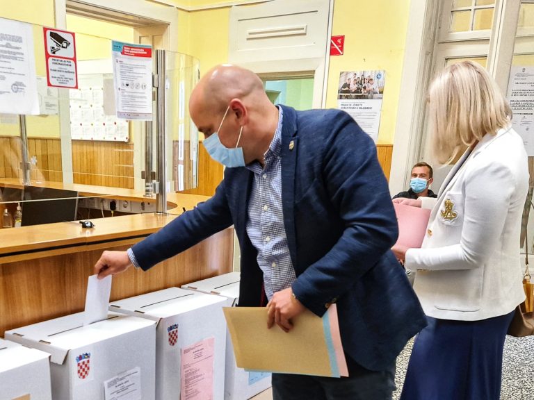 Vinkovački gradonačelnik Ivan Bosančić u pratnji supruge glasao na lokalnim izborima