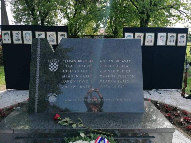 OBILJEŽENA 30.OBLJETNICA MEMORIJALA DVANAEST REDARSTVENIKA U BOROVU