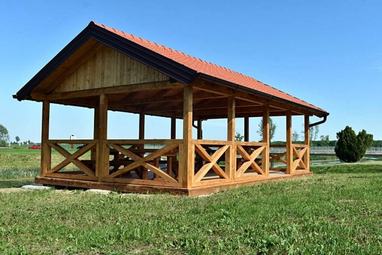 U PRIVLACI UZ OBALU BOSUTA IZGRAĐENA NADSTREŠNICA, STOLOVI I KLUPE
