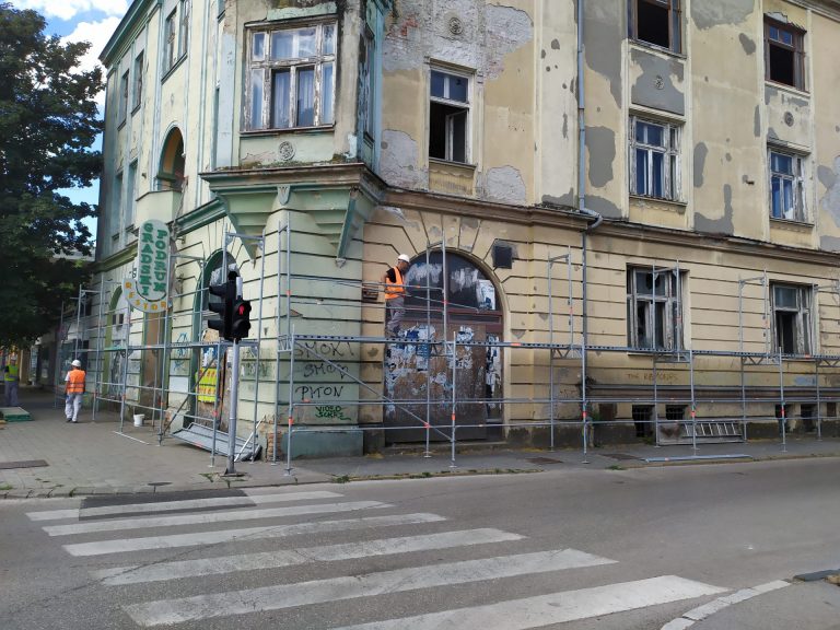 Prolaznike pokraj ruševne  zgrade u središtu Vinkovaca štitit će skela