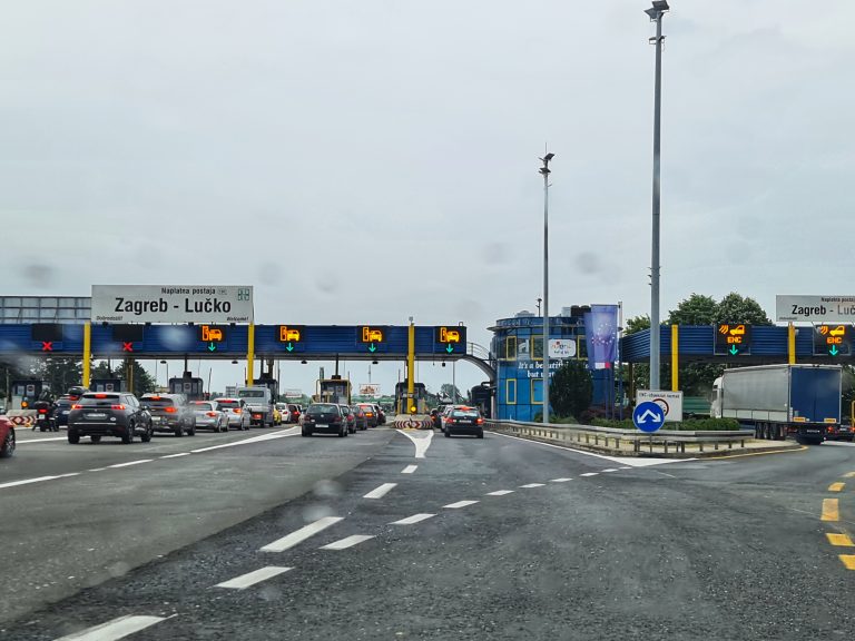 SMJENA TURISTA: Velike gužve na autocestama i graničnim prijelazima