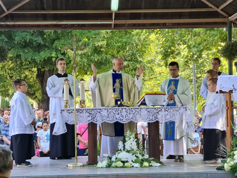Mise se slave od ranoga jutra u najpoznatijim svetištima u VSŽ u Ilači i Gunji