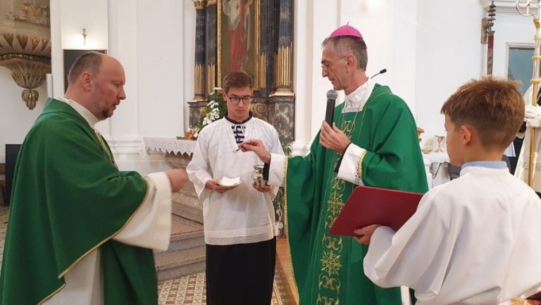 Novi župnik Damir Stanić preuzeo Župu sv. Euzebija i Poliona