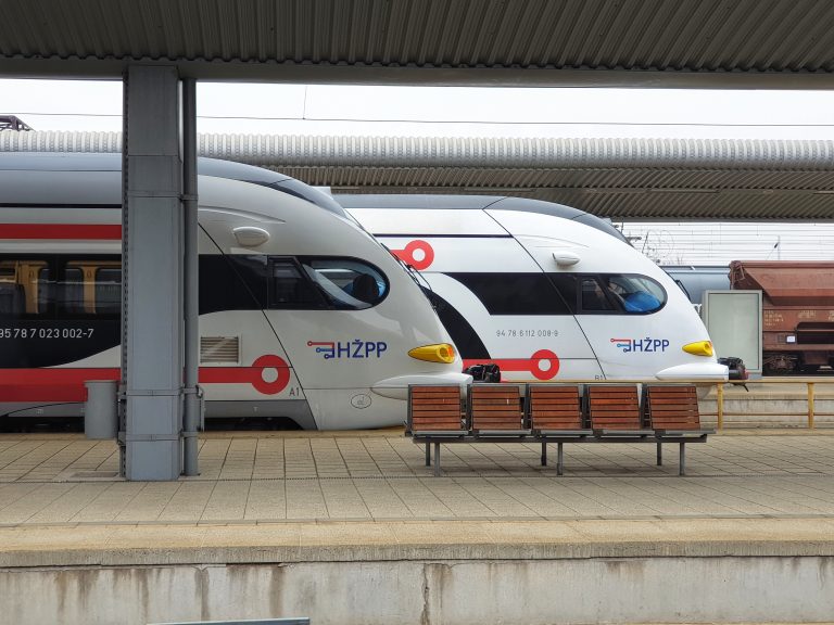 Pokreće se pilot-projekt kojim će prijevoz vlakom biti besplatan do kraja iduće godine za djecu i školarce na području cijele Hrvatske.