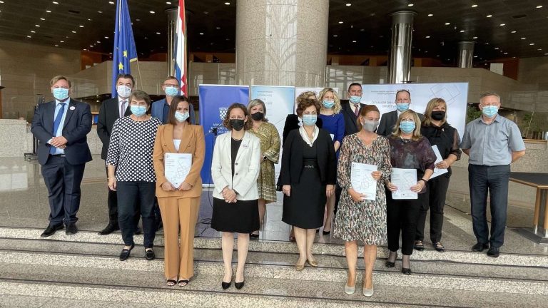 VINKOVAČKOJ KNJIŽNICI UZ NOVU ZGRADU I NOVI BIBLIOBUS