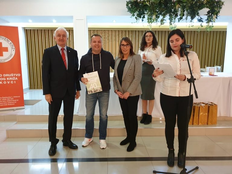 Gradsko društvo CK Vinkovci dodijelio zahvalnice i priznanja HCK darovateljicama i darovateljima krvi.