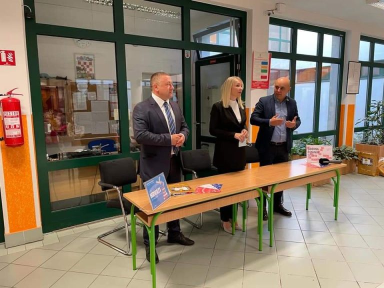 Župan VSŽ u pratnji gradonačelnika Vinkovaca posjetili OŠ „Ivan Mažuranić „ obilježili Mjesec hrvatske knjige