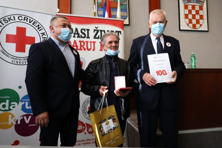 Višestrukim darivateljima uručena priznanja, Vladimir Velko krv dao 100 puta