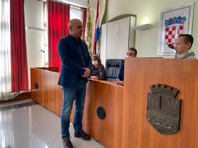 Gradonačelnik Bosančić ugostio radoznale učenike četvrte osnovne škole