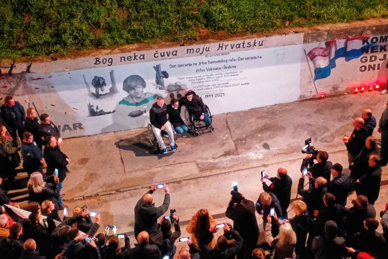 U Vinkovcima otkriven mural i položen vijenac za sve vukovarske žrtve