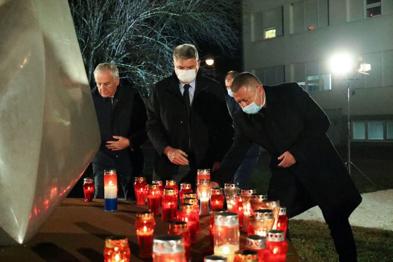 Odana počast žrtvama Vukovara paljenjem svijeća ispred vukovarske bolnice