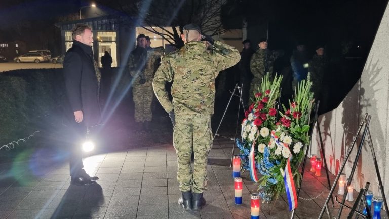 Položeni vijenci za poginule i nestale radnike tvornice Borovo d.d