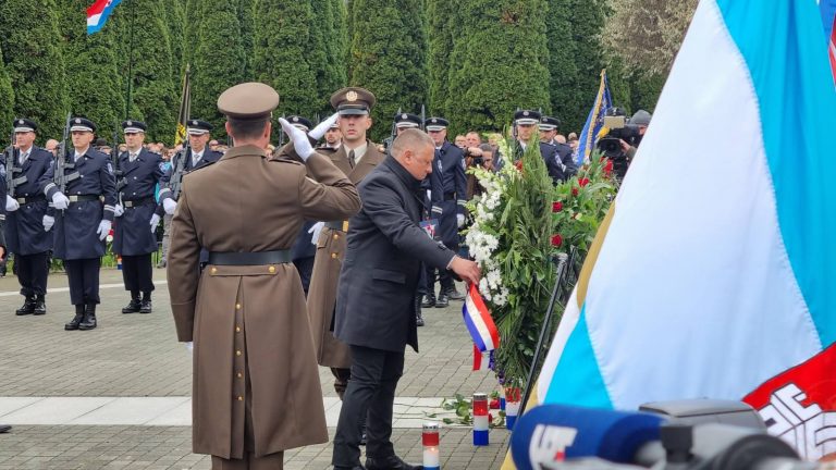 Nakon Kolone sjećanja položeni vijenci na Memorijalnom groblju žrtava iz Domovinskog rata u Vukovaru.