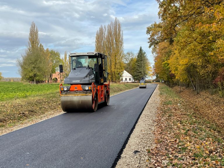 U tijeku su radovi na asfaltiranju prilazne ceste koja vodi od glavne ceste Vinkovci-Rokovci do bivšeg Pikovog stana.