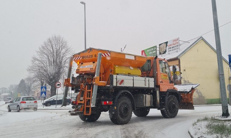 Grad Vinkovci spreman za zimske uvjete održavanja 160 km cesta i pješačkih staza