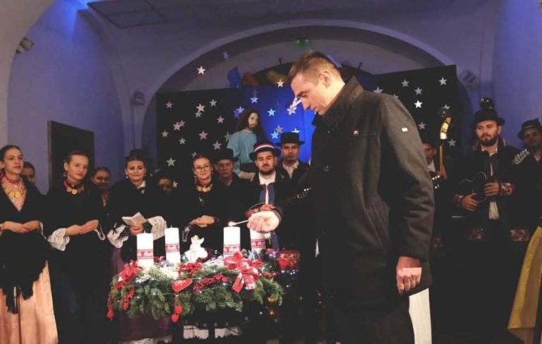 Prvu adventsku svijeću, u ime svih svojih sugrađana, upalio je gradonačelnik Ivan Penava.
