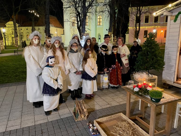 BOŽIĆNIM POKLONIMA RAZVESELILI 37 MALIŠANA U UDOMITELJSKIM OBITELJIMA