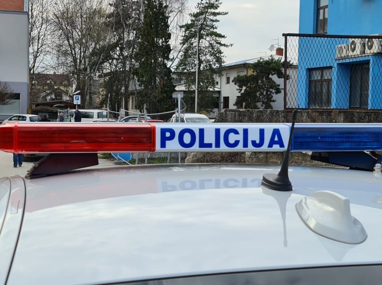 Prijetio ženskoj osobi, muškarcu i policijskom službeniku