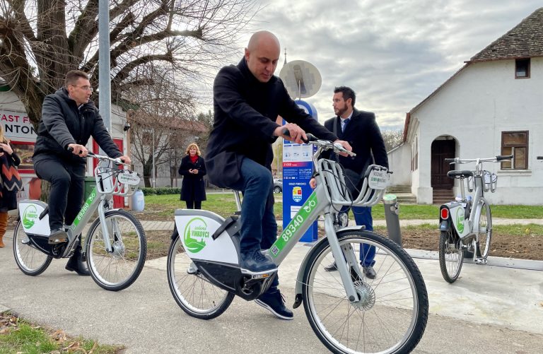 Vinkovci su dobili novi sustav javnih bicikala, 12 klasičnih i 6 električnih bicikala koji su od danas na raspolaganju građanima.