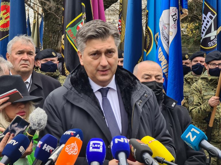 OPTUŽENI ZA VRIJEĐANJE PREMIJERA: Nakon pokvarenih jaja, Policija uhitila branitelja iz Zadra jer je napisao da je Plenković pavijan