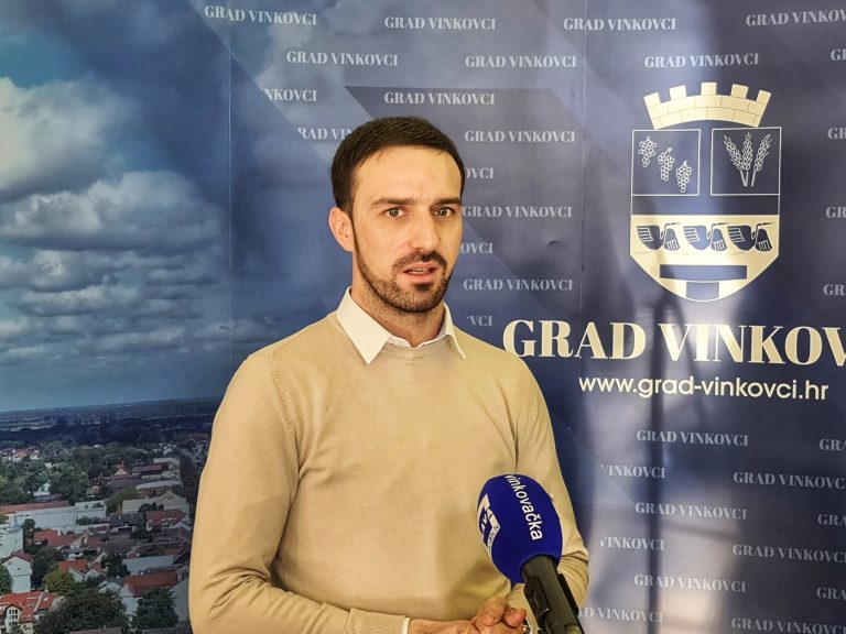 Scenarij svečanog otvorenja 57. Vinkovačkih jeseni, potpisuje redatelj Marko Sabljaković