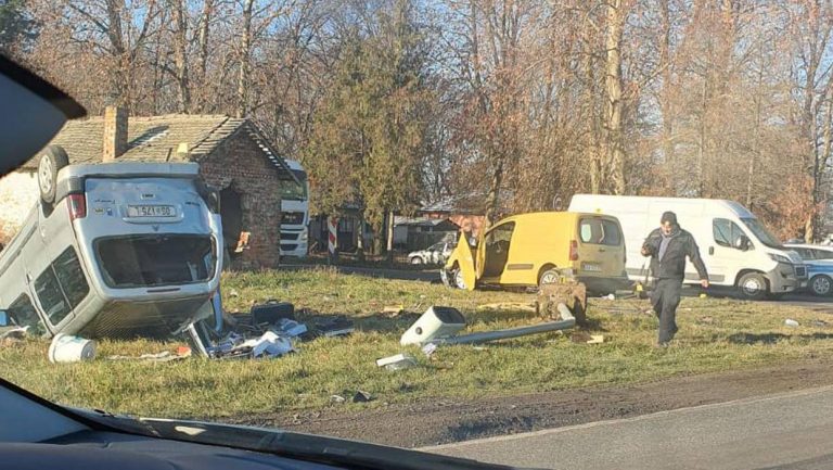 Kombi na krovu nakon sudara, jedna osoba završila u bolnici