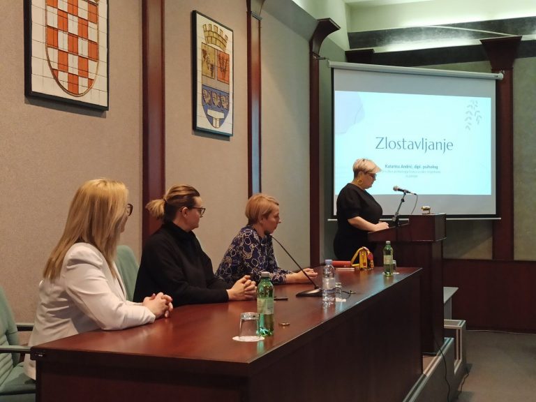 Zlostavljanje – znamo li ga prepoznati održano prvo predavanje u Vinkovcima u organizaciji  GO Zajednice žena HDZ-a “Katarina Zrinski”.