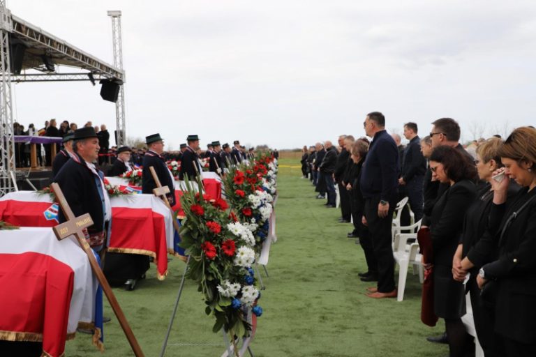 U Tenji održan zajednički ispraćaj i pokop 11 civilnih žrtava iz Domovinskog rata