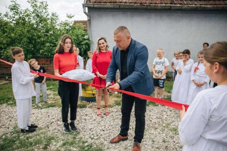 Župan Dekanić u Posavskim Podgajcima svečano otvorio novo sportsko igralište OŠ „Davorin Trstenjak