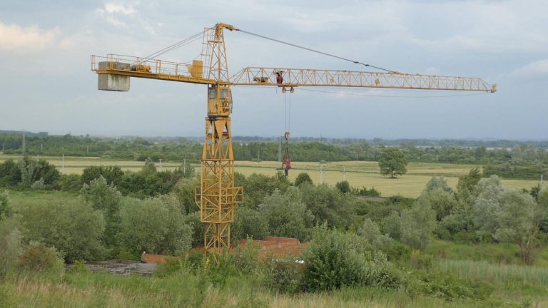Krao opremu s dizalice pa zapeo i ostao visjeti u zraku do dolaska vatrogasaca