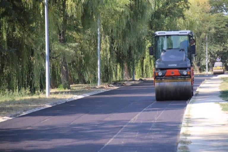 Završeno asfaltiranje Kozarčeve ulice, radni strojevi sele u Matoševu