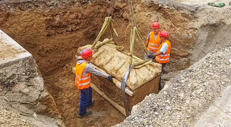 Vinkovci: Izvučen rimski sarkofag iz 3. ili 4. stoljeća, prevežen u Gradski muzej