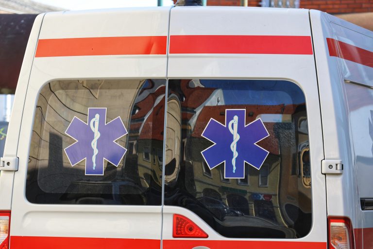 Djelatnik prilikom pokušaja otklona kvara na stroju teško ozlijeđen.