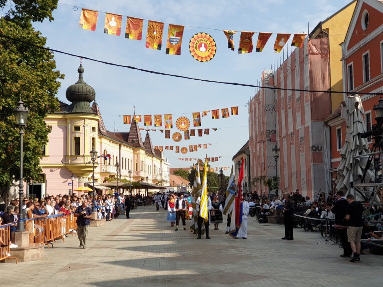 Dođite nam nek nas ima, pod lampom u Vinkovcima!