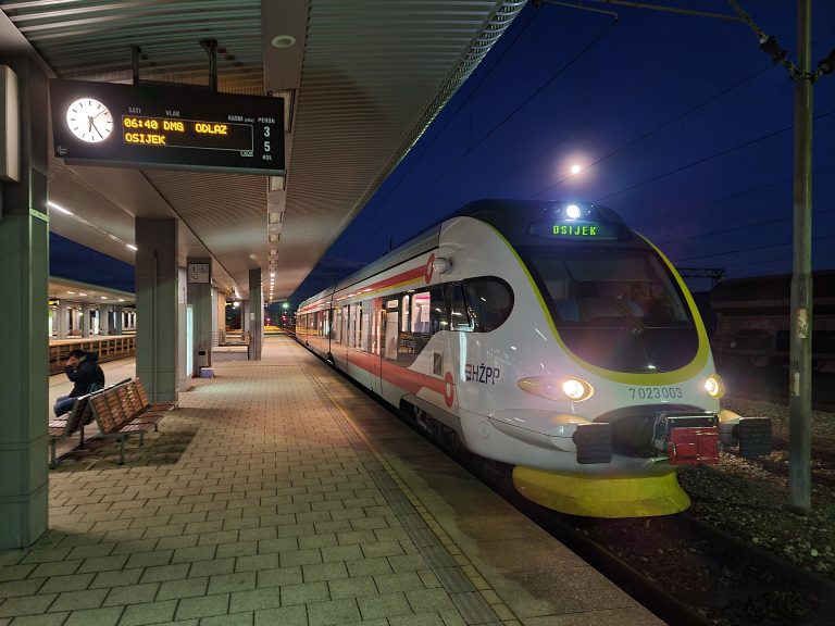 Vlada u zadnji tren donijela odluku o besplatnom prijevozu učenika vlakom u 2025 godini vrijedi i za studente