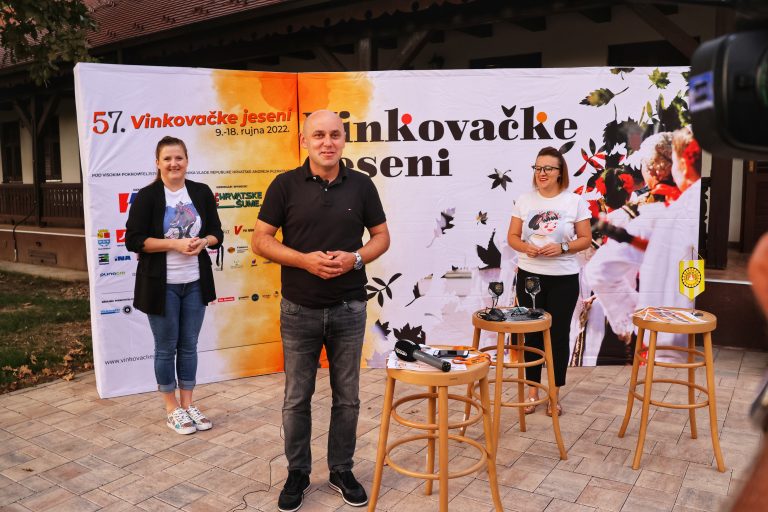 Kroz sliku i riječ novinari daju neprocjenjiv doprinos Vinkovačkim jesenima