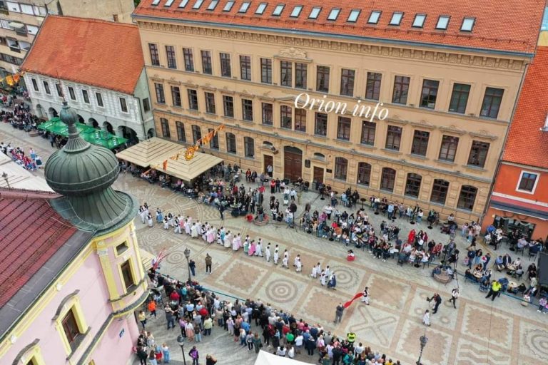 Preko 2.000 čuvara hrvatske kulturne baštine prodefiliralo vinkovačkim ulicama