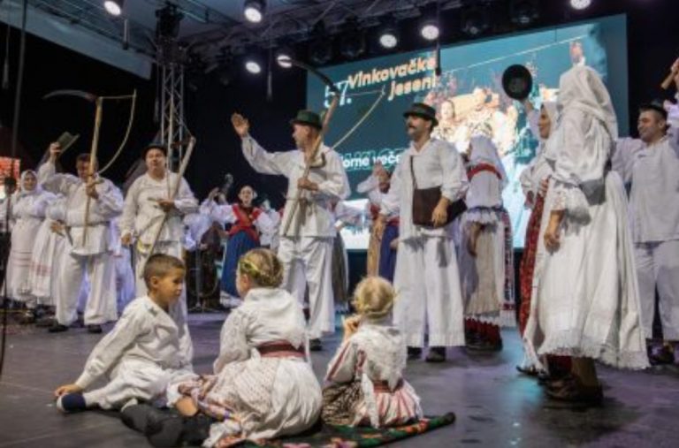 KUD Šokadija Stari Mikanovci najuspješniji na Folklornim večerima 57. Vinkovačkih jeseni