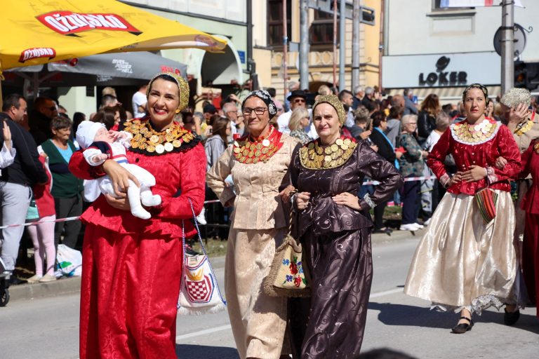 Dvomjesečni Roko iz Otoka najmlađi sudionik Svečanog mimohoda 57. Vinkovačkih jeseni