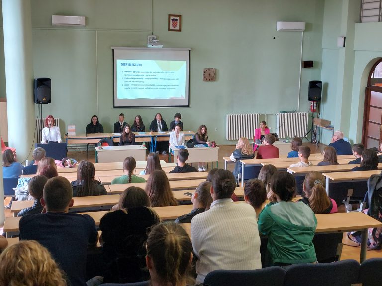 U učeničkoj deliberaciji održanoj u Gimnaziji Županja sudjelovalo je sedamdesetak učenika