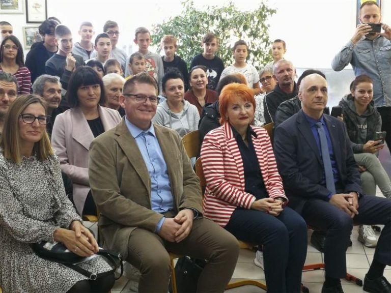 U OŠ Bršadin puštena u rad besplatna mala školska knjižnica