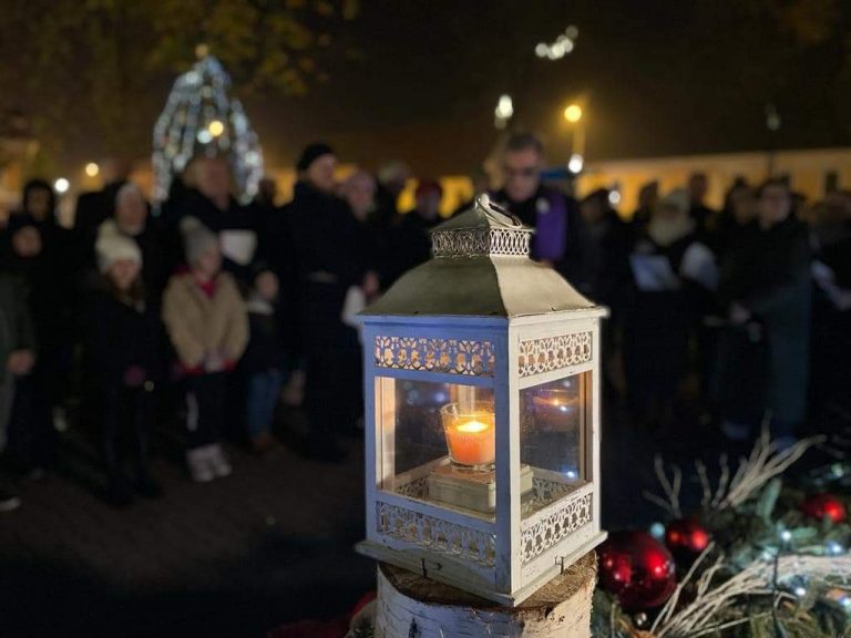 Upaljena Prva Adventska Svijeća, Svijeća Nade Ili Prorokova Svijeća ...