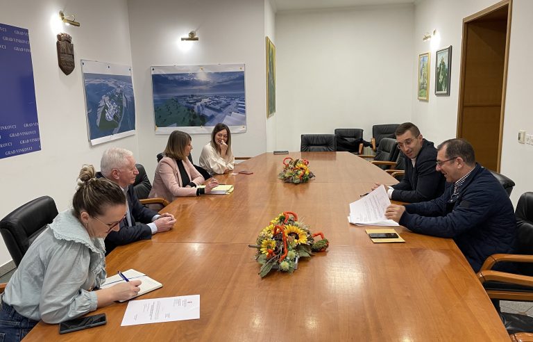 BOŽIĆNICE ZA GOTOVO TRI TISUĆE VINKOVAČKIH UMIROVLJENIKA I KORISNIKA OSOBNE INVALIDNINE