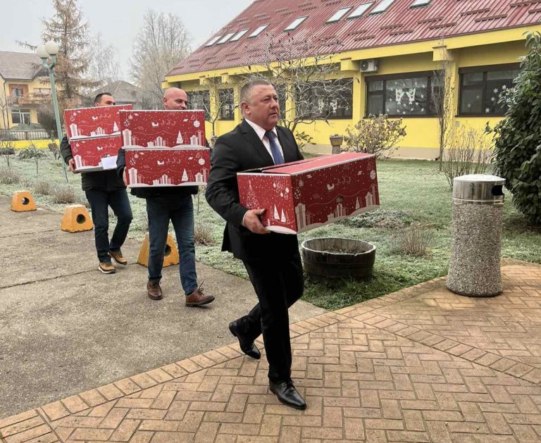<strong>Župan Damir Dekanić darivao prigodom božićnih i novogodišnjih blagdana</strong>