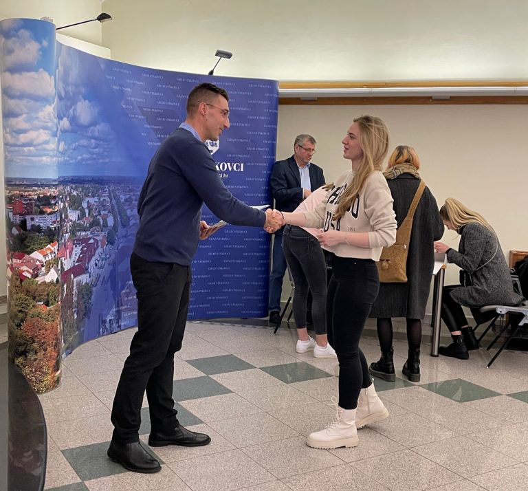 VINKOVCI STIPENDIRAJU 375 STUDENATA I UČENIKA PO ČEMU SU MEĐU VODEĆIM GRADOVIMA U HRVATSKOJ